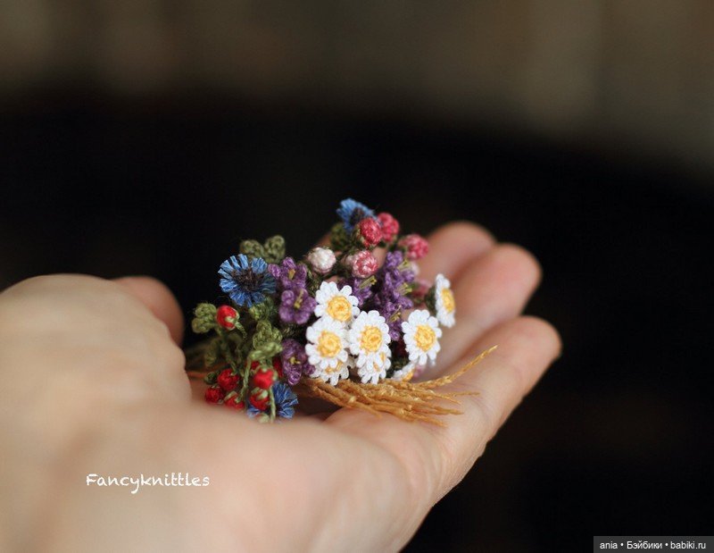 Вязанная миниатюра от FancyKnittle