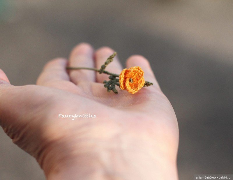 Вязанная миниатюра от FancyKnittle