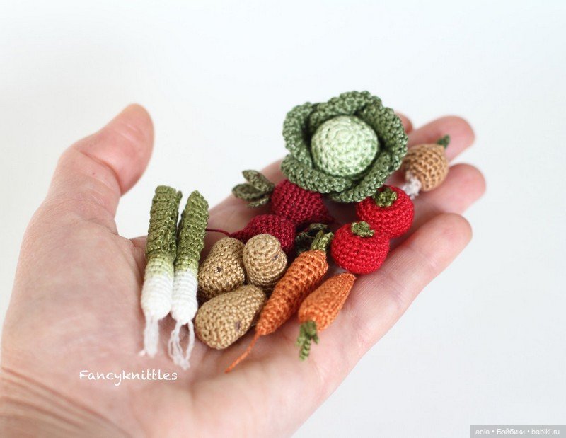 Вязанная миниатюра от FancyKnittle