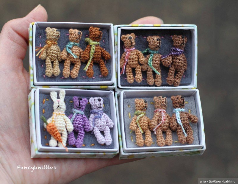 Вязанная миниатюра от FancyKnittle