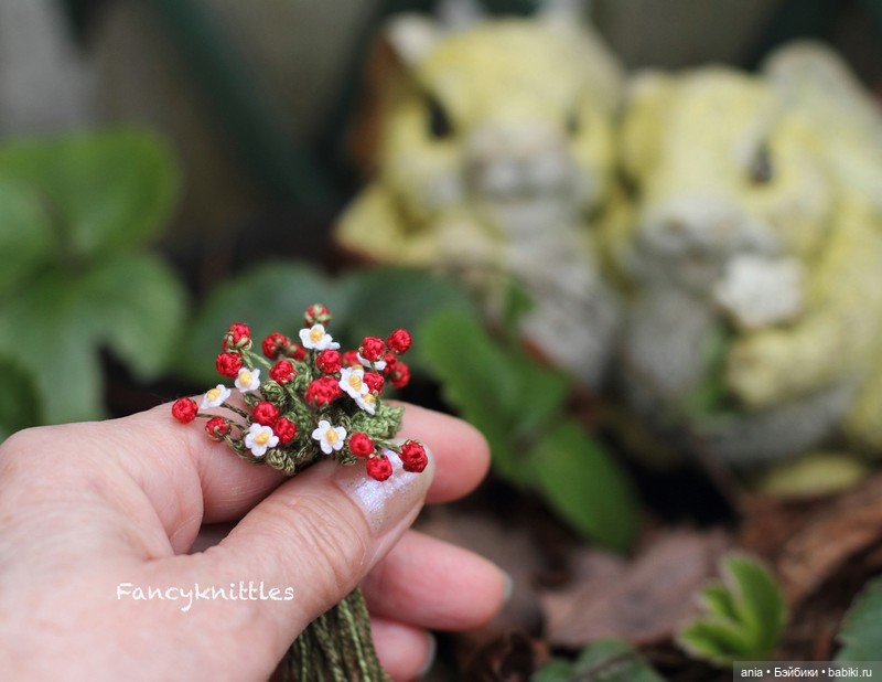 Вязанная миниатюра от FancyKnittle