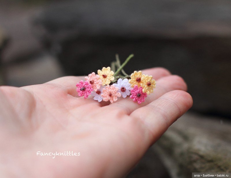 Вязанная миниатюра от FancyKnittle