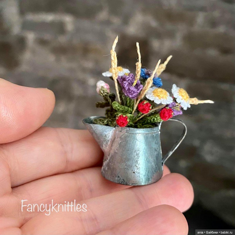 Вязанная миниатюра от FancyKnittle