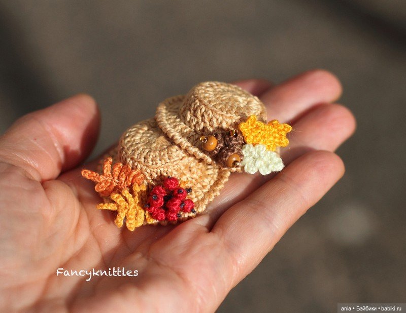 Вязанная миниатюра от FancyKnittle