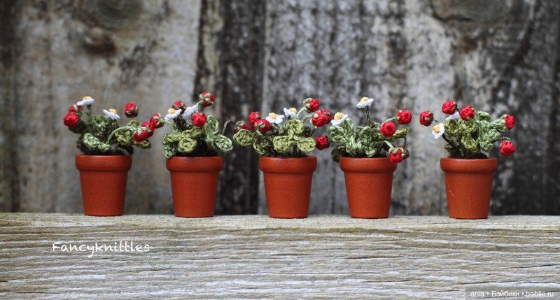 Вязанная миниатюра от FancyKnittle
