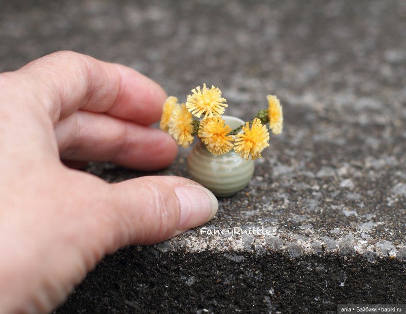 Вязанная миниатюра от FancyKnittle