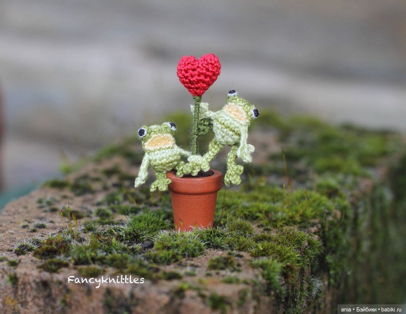 Вязанная миниатюра от FancyKnittle
