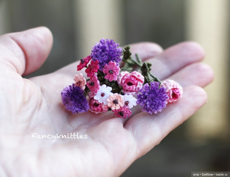 Вязанная миниатюра от FancyKnittle
