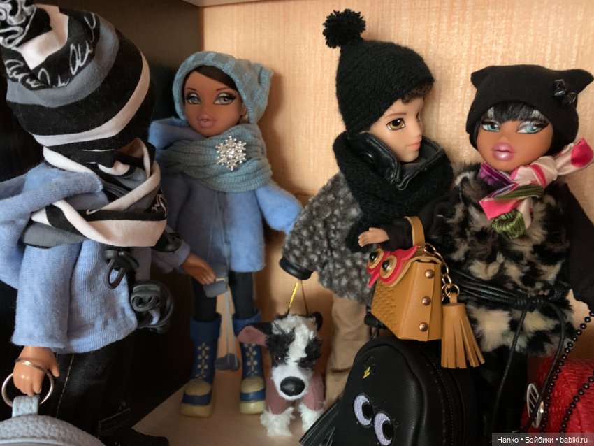 Одна полочка — Домашние коллекции кукол: фото собраний (фото 2)