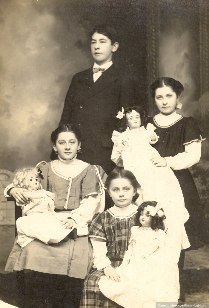 Дети с игрушками и без — Всё об антикварных куклах: история