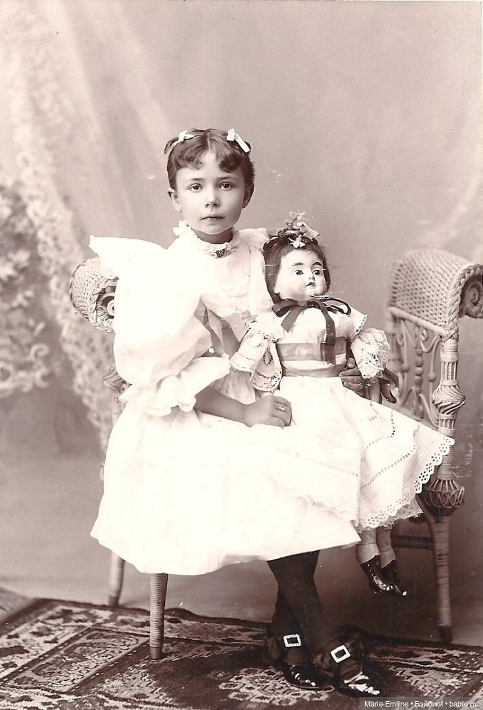 Дети с игрушками и без — Всё об антикварных куклах: история