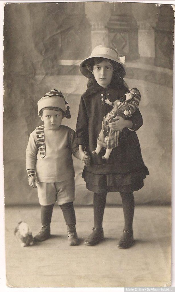 Дети с игрушками и без — Всё об антикварных куклах: история