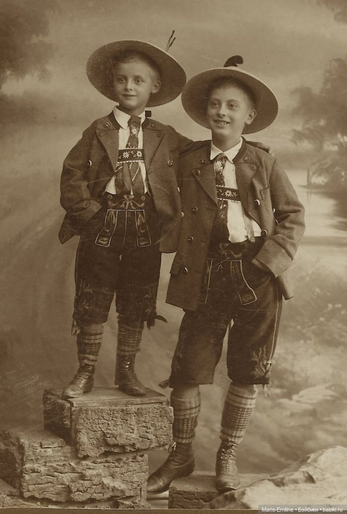 Дети с игрушками и без. Старинные фотографии