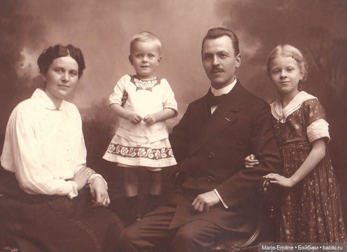 Дети с игрушками и без. Старинные фотографии