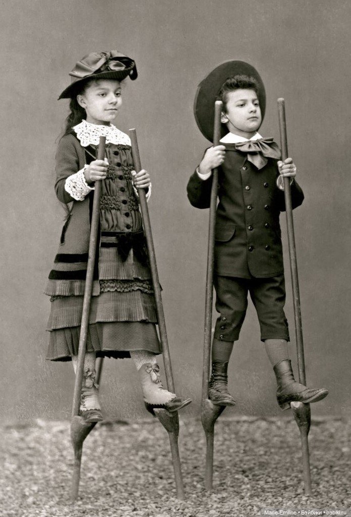 Дети с игрушками и без. Старинные фотографии