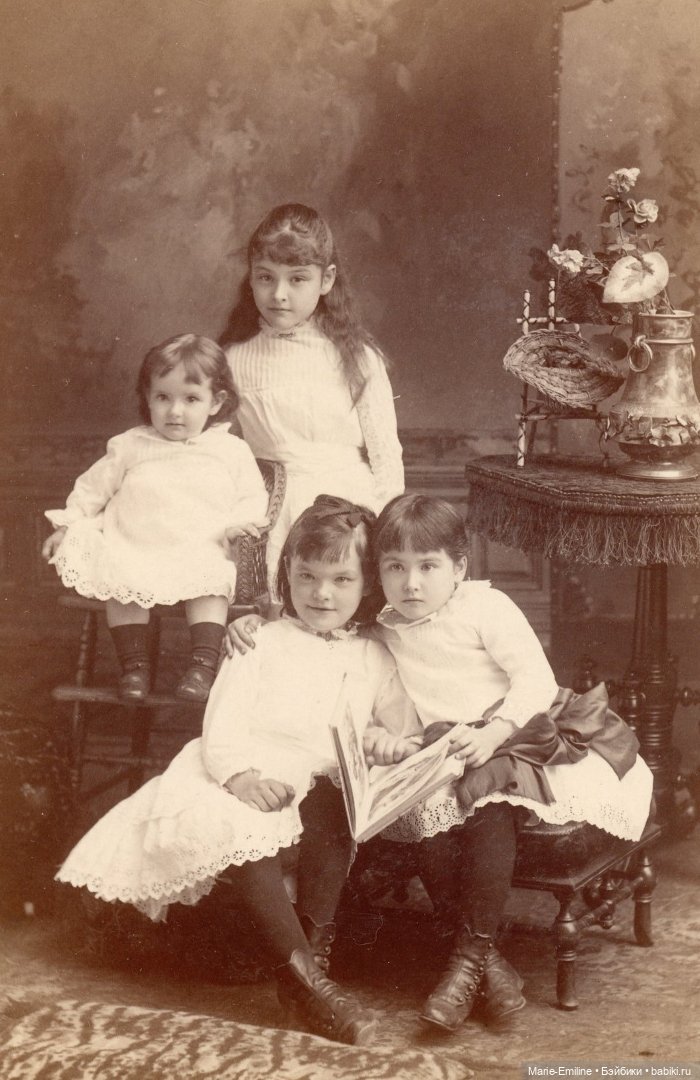 Дети с игрушками и без. Старинные фотографии