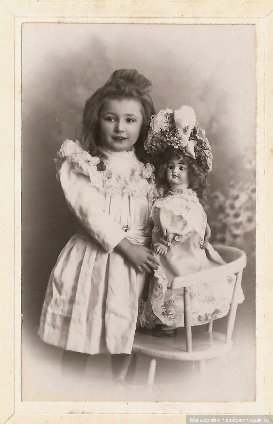 Дети с игрушками и без. Старинные фотографии