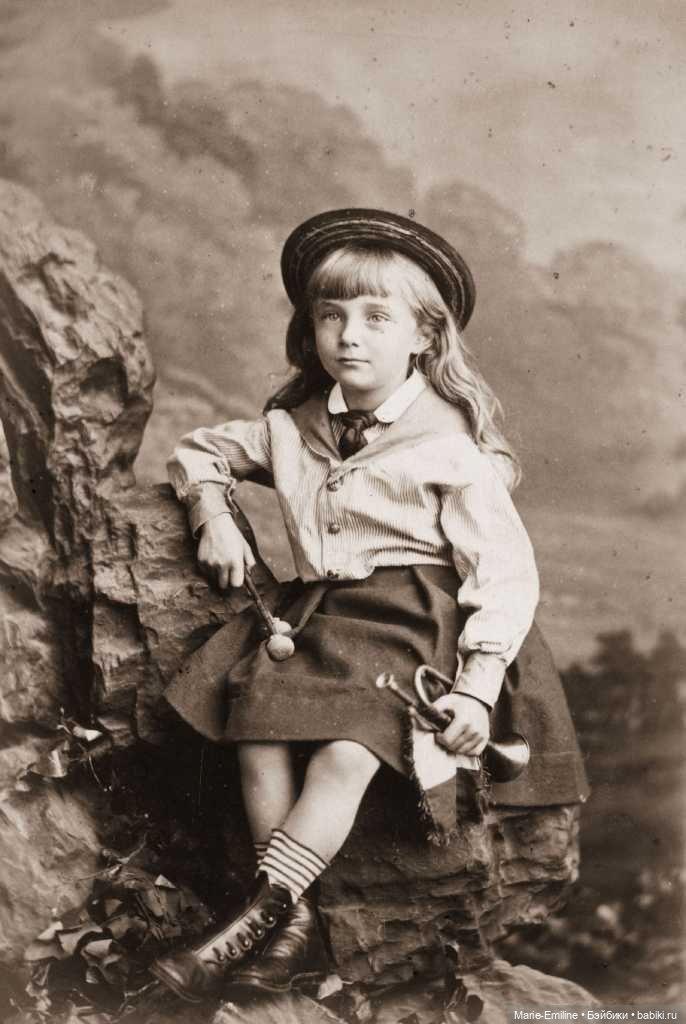 Дети с игрушками и без. Старинные фотографии