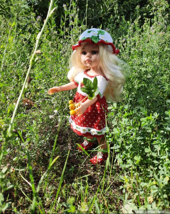 "Клубничка" на прогулке (куколка Паола Рейна)
