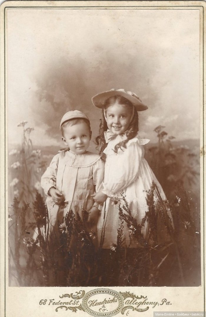 Дети с игрушками и без. Старинные фотографии