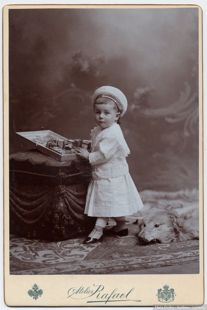 Дети с игрушками и без. Старинные фотографии