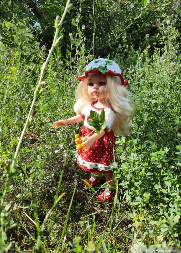 "Клубничка" на прогулке (куколка Паола Рейна)