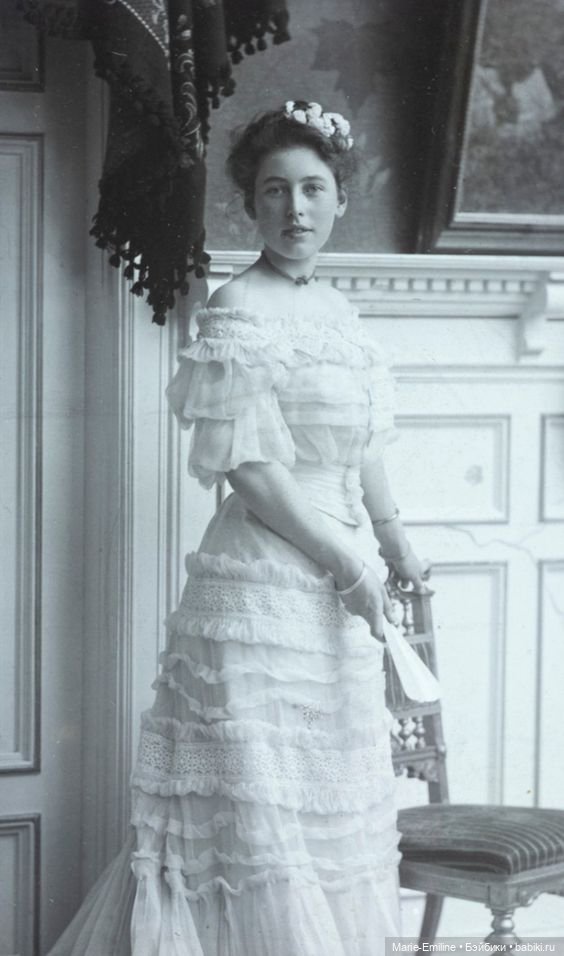 Молодые дамы на старинных фотографиях