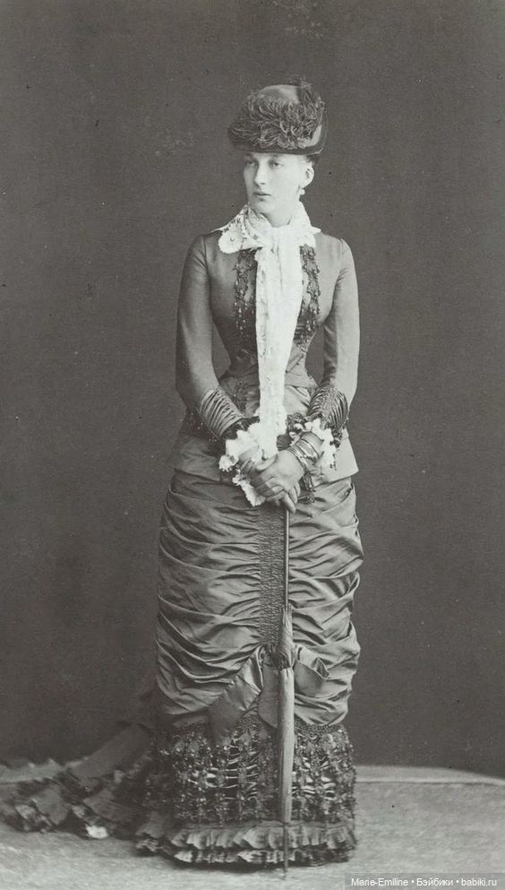 Молодые дамы на старинных фотографиях