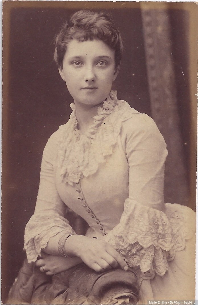 Молодые дамы на старинных фотографиях