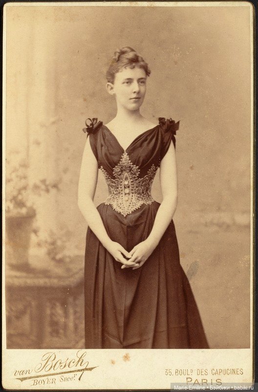 Молодые дамы на старинных фотографиях