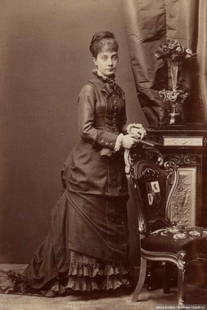 Молодые дамы на старинных фотографиях