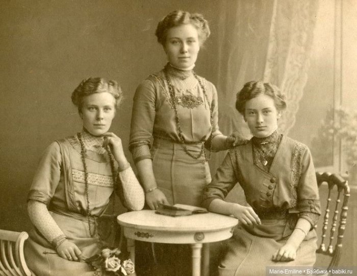 Молодые дамы на старинных фотографиях