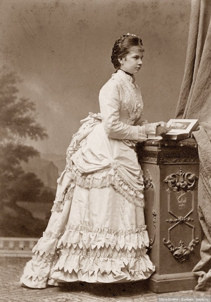 Молодые дамы на старинных фотографиях