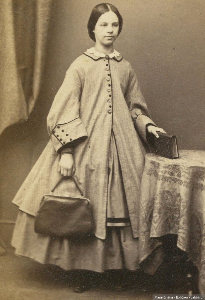 Молодые дамы на старинных фотографиях