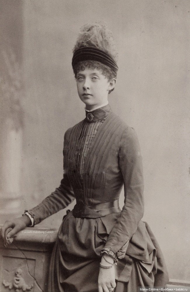 Молодые дамы на старинных фотографиях