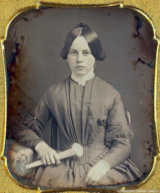 Молодые дамы на старинных фотографиях