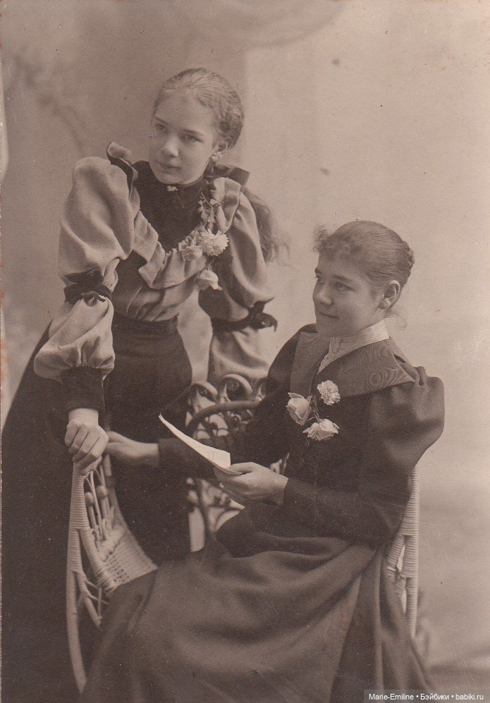 Молодые дамы на старинных фотографиях