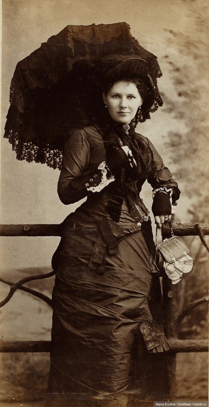 Молодые дамы на старинных фотографиях