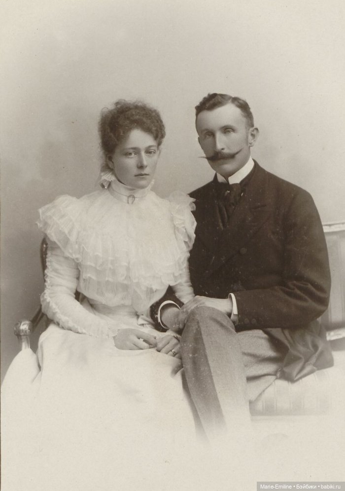 Молодые дамы на старинных фотографиях