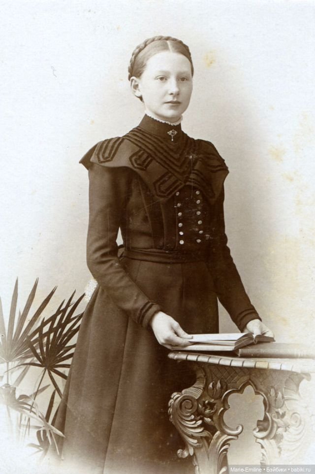 Молодые дамы на старинных фотографиях