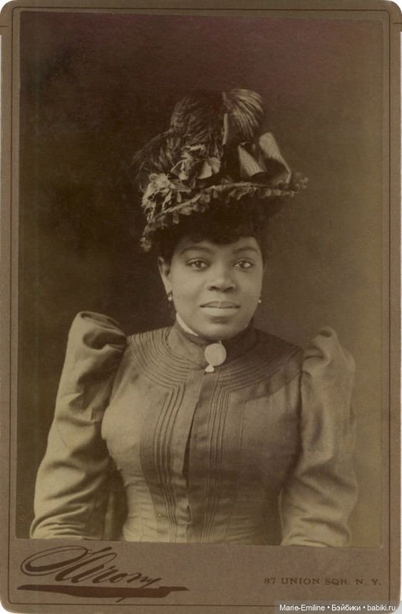 Молодые дамы на старинных фотографиях