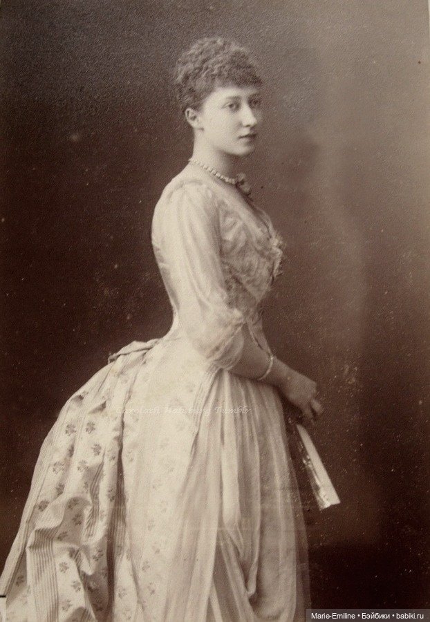 Молодые дамы на старинных фотографиях