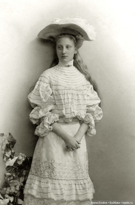 Молодые дамы на старинных фотографиях