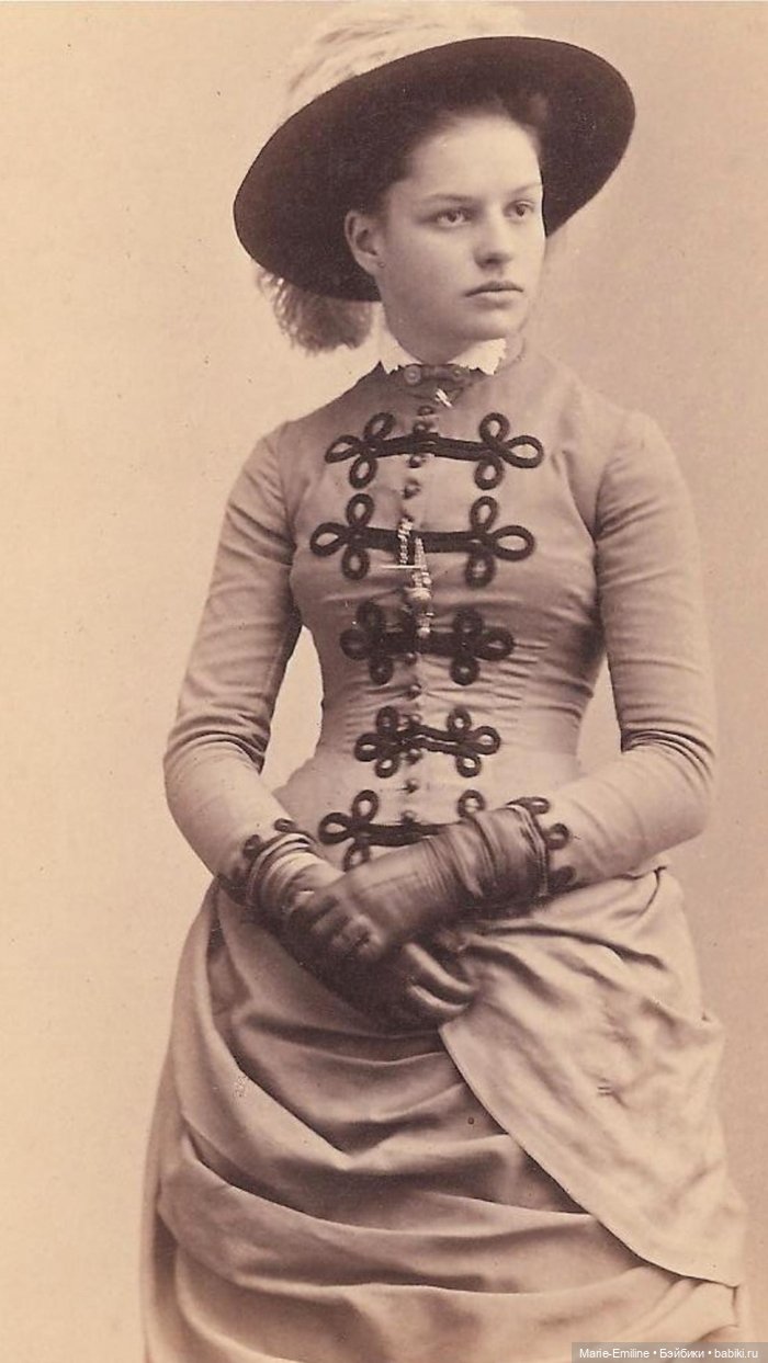 Молодые дамы на старинных фотографиях