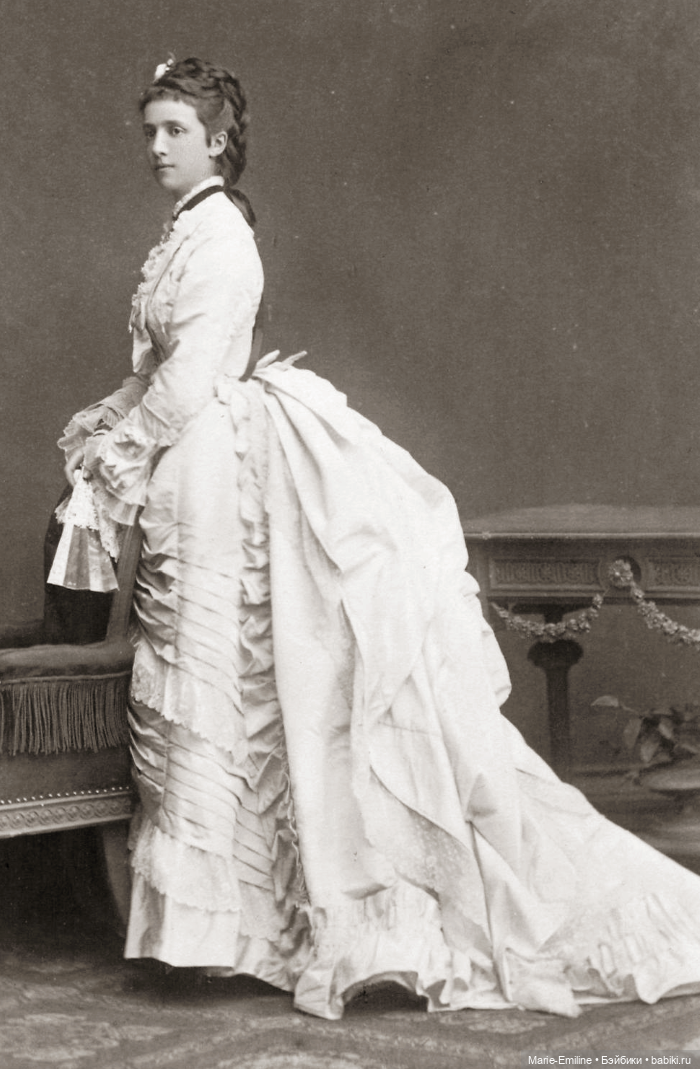 Молодые дамы на старинных фотографиях