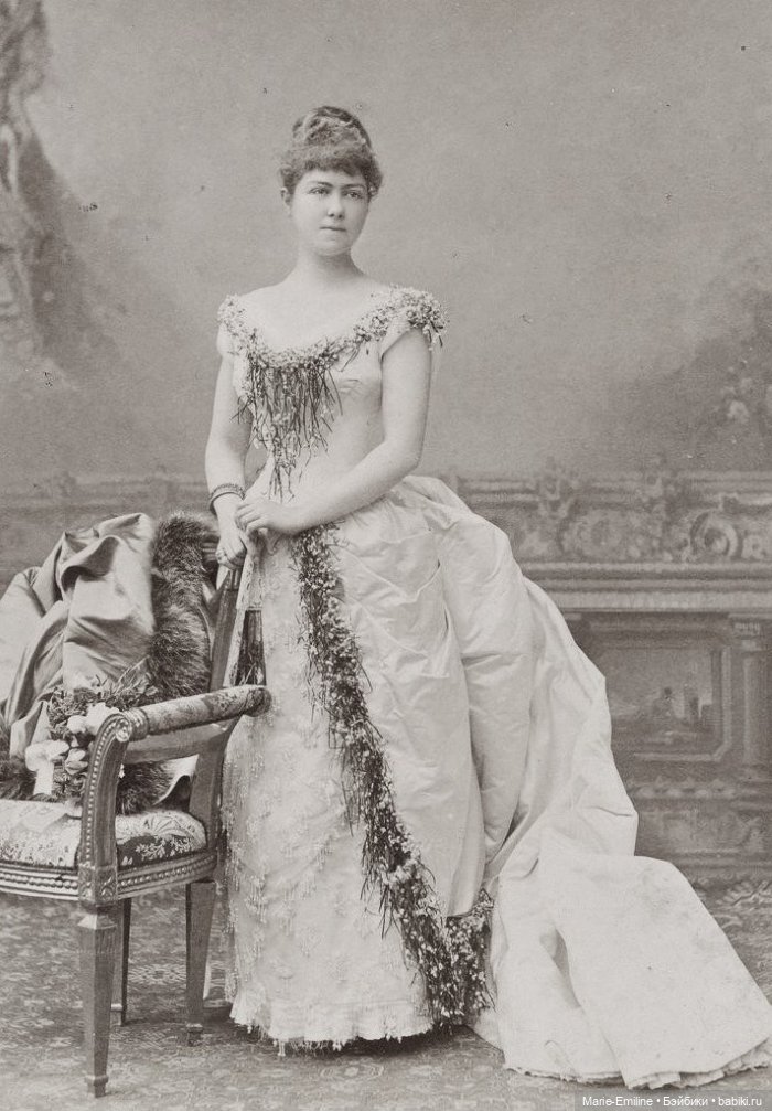 Молодые дамы на старинных фотографиях