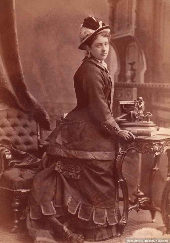 Молодые дамы на старинных фотографиях