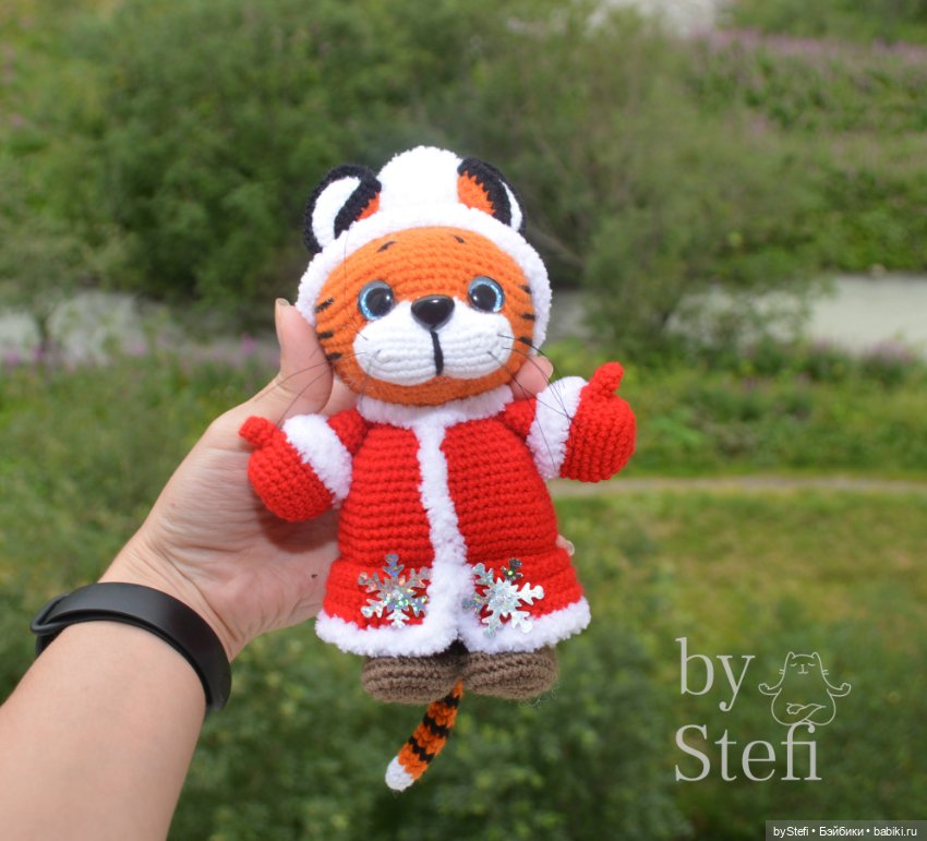 А вот и дедуля к Снегурке связался. Символ 2022