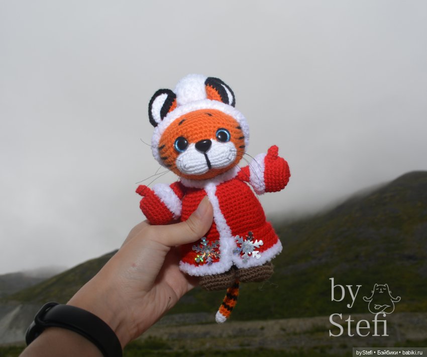 А вот и дедуля к Снегурке связался. Символ 2022