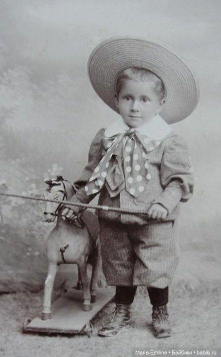 Дети с игрушками и без. Старинные фотографии